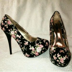 Size 7 floral pumps/ heels
